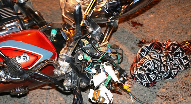 Hafif ticari araçla çarpışan motosikletli yaralandı