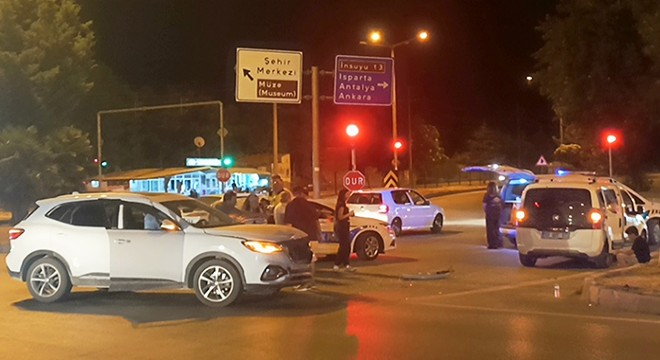 Hafif ticari araçla cip çarpıştı: 1 yaralı