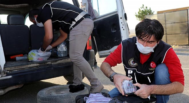 Hafif ticari araçta 1,5 milyon liralık eroin ele geçirildi