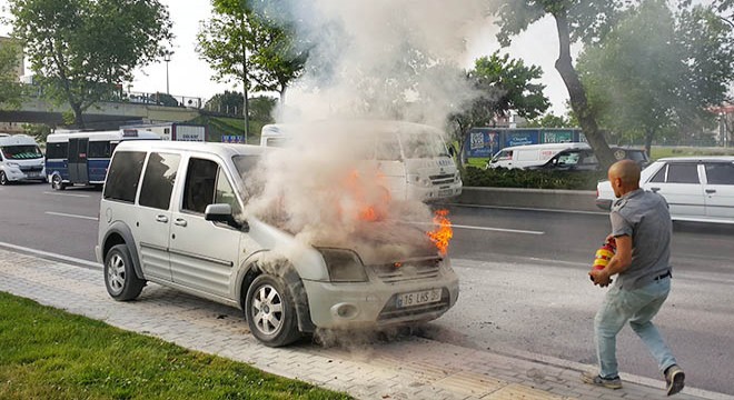 Hafif ticari araç alev alev yandı