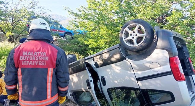 Hafif ticari araç devrildi: 2 si bebek 3 ölü, 3 yaralı