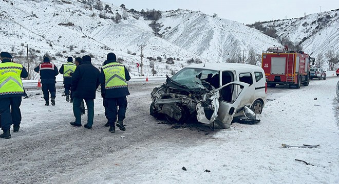 Hafif ticari araç ile yolcu minibüsü çarpıştı: 26 yaralı