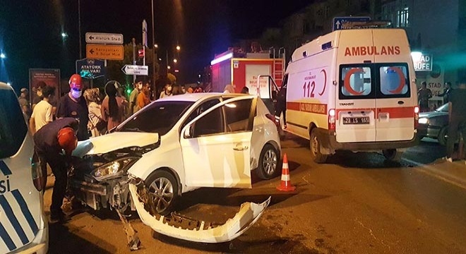 Hafif ticari araç, otomobile çarptı: 2 yaralı