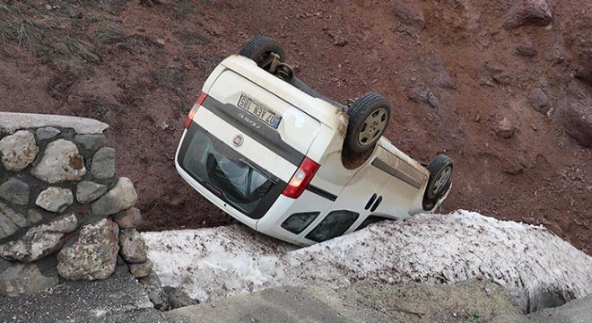 Hafif ticari araç şarampole devrildi: 1 yaralı