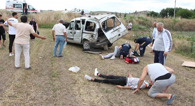 Hafif ticari araç şarampole devrildi: 5 yaralı