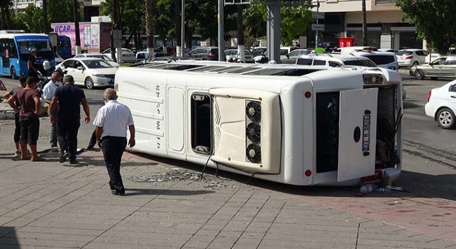 Hafif ticari araca çarpan yolcu minibüsü devrildi: 3 yaralı