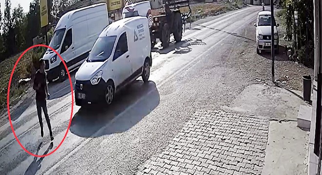Hafif ticari aracın yayaya çarptığı kaza, güvenlik kamerasında