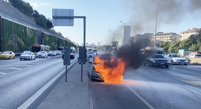 Hafif ticari araçta yangın