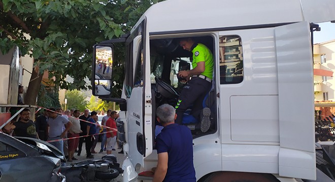 Hafriyat kamyonu durağa daldı: 2 ölü
