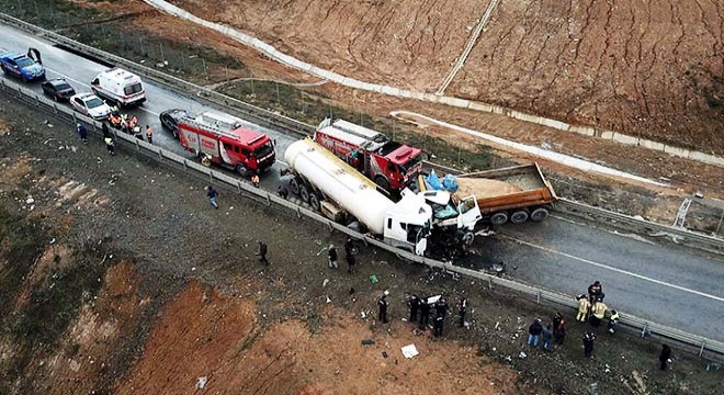 Hafriyat kamyonu ile su tankeri kafa kafaya çarpıştı