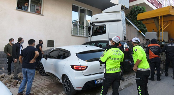 Hafriyat yüklü kamyon binaya çarptı: 1 yaralı