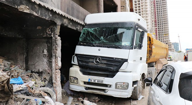Hafriyat kamyonunun altında kalan sürücü öldü