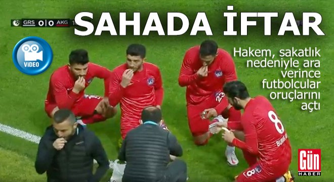 Hakem ara verdi futbolcular oruçlarını açtı...