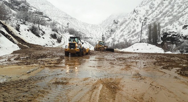 Hakkari-Çukurca karayolunda heyelan