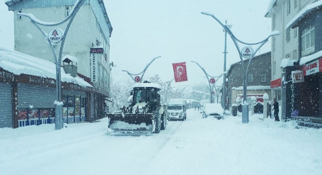 Hakkari-Şırnak karayolu, düşen çığlardan kapandı
