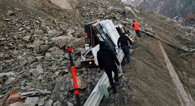 Hakkari-Van kara yolunda heyelan