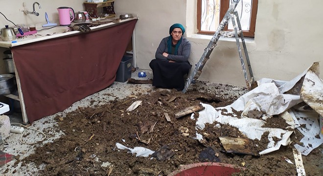 Hakkari’de 6 kişinin yaşadığı evin damı kısmen çöktü
