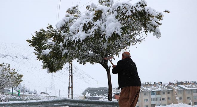 Hakkari'de kar 59 köy ve mezranın yolunu kapattı