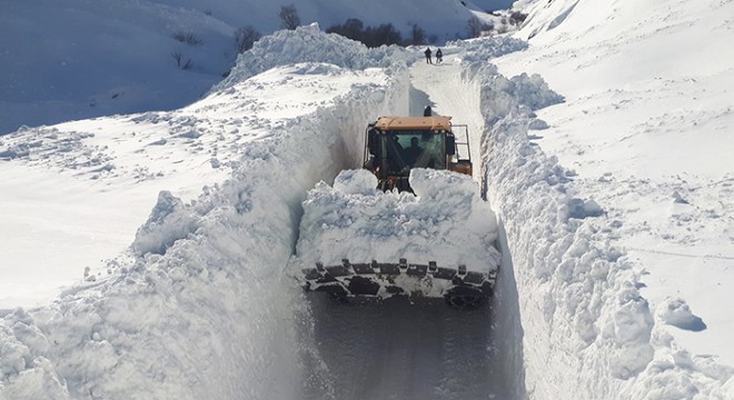 Hakkari'de kar, iş makinesinin boyunu aştı