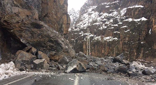 Hakkari- Çukurca yoluna kaya parçaları düştü