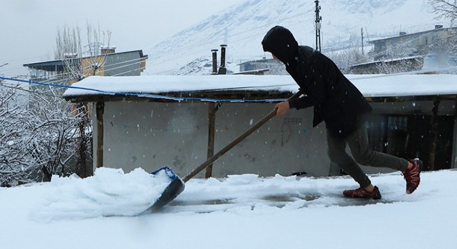 Hakkari’de kar yolları kapattı