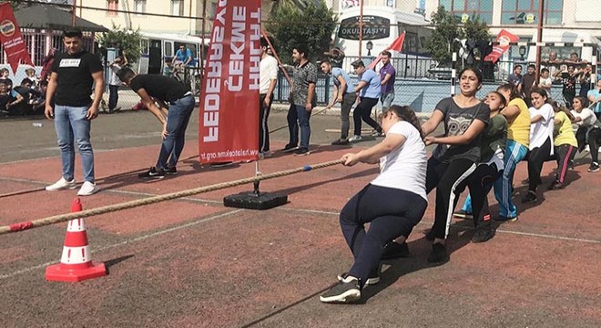 Halat çekme yarışmalarında renkli görüntüler