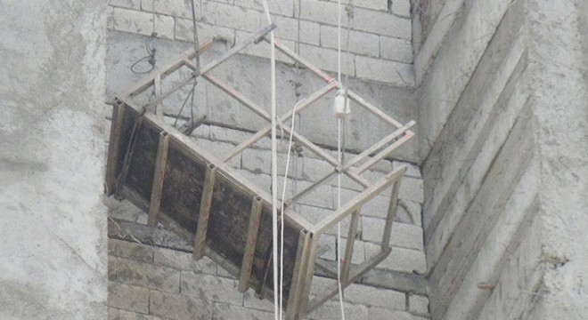 Halatı kopan asansörde mahsur kalan işçi kurtarıldı