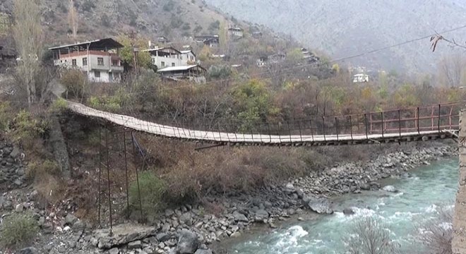 Halatları kopan ahşap köprüden tehlikeli geçiş