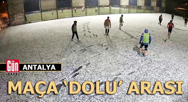 Halı saha maçında doluya yakalandılar