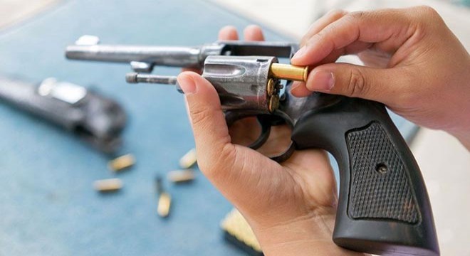 Halı saha maçında kurusıkı tabancayla ateş açtı