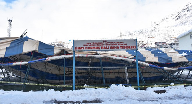 Halı sahanın çatısı, biriken karla çöktü