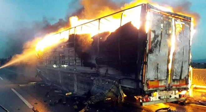 Halı yüklü TIR'ın dorsesi, alev alev yandı