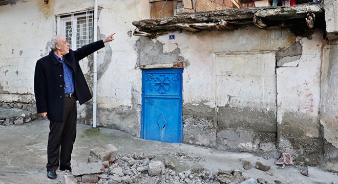 Halı silkelerken damdan düşen anne ve kızı yaralandı