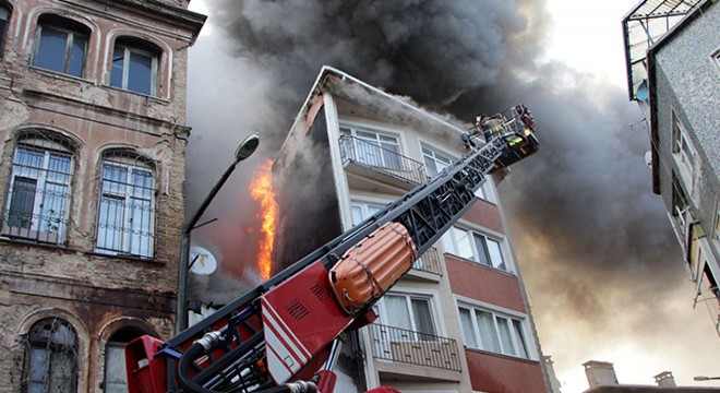 Halı yıkama fabrikasında çıkan yangın 5 katlı binaya sıçradı