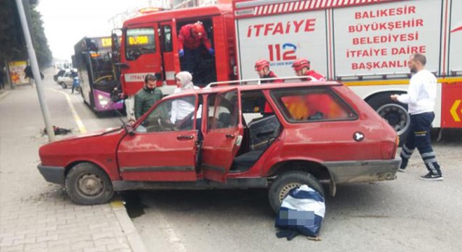 Halk otobüsü ile otomobil çarpıştı; 1 ölü, 1 yaralı