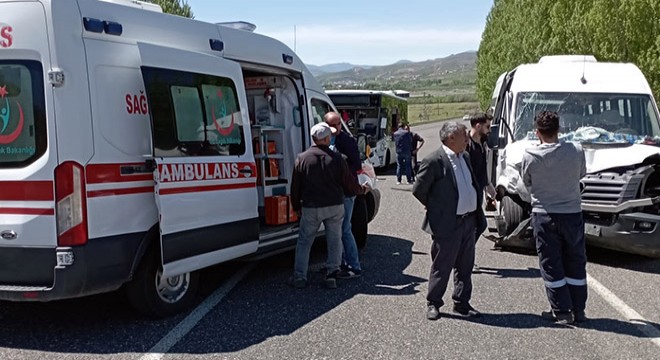 Halk otobüsü ile yolcu minibüsü çarpıştı: 16 yaralı