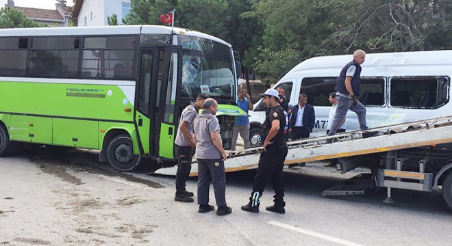 Halk otobüsü park halindeki minibüse çarptı: 3 yaralı