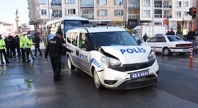 Halk otobüsüyle, polis aracı çarpıştı: 2 yaralı