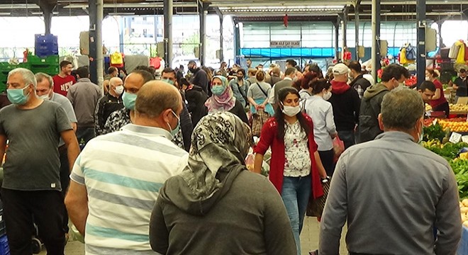 Halk pazarında sosyal mesafe hiçe sayıldı