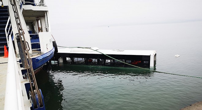 Halk otobüsü, baraj gölüne devrildi: 4 yaralı