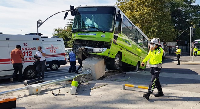 Halk otobüsü ile hafif ticari araç çarpıştı: 7 yaralı