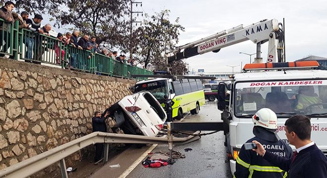 Halk otobüsü ile otomobil çarpıştı: 3 yaralı