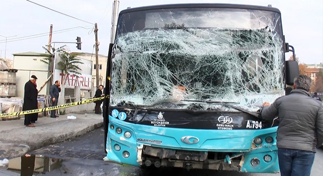 Halk otobüsüyle otomobil çarpıştı