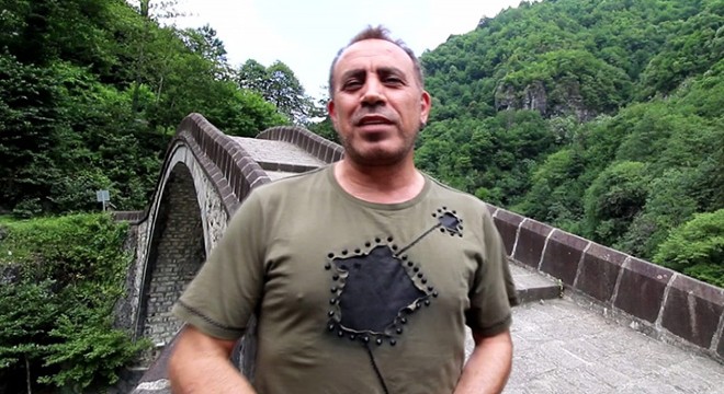 Haluk Levent, Çifte Köprü'de gitar çaldı, şarkı söyledi