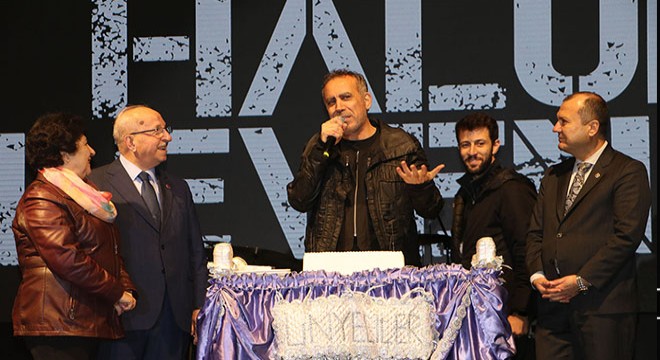 Haluk Levent'e sahnede sürpriz doğum günü