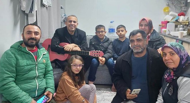 Haluk Levent yeni yıla Hatay'da konteyner kentte girdi