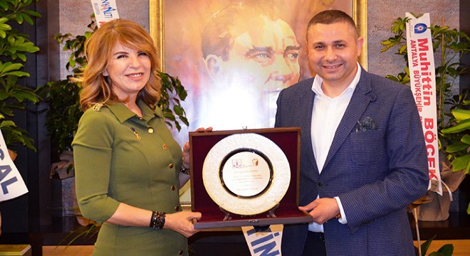 Hamamcıoğlu'na teşekkür plaketi