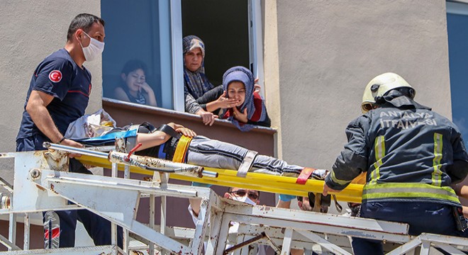 Hamile kadın cam silerken dükkanın tentesine düştü