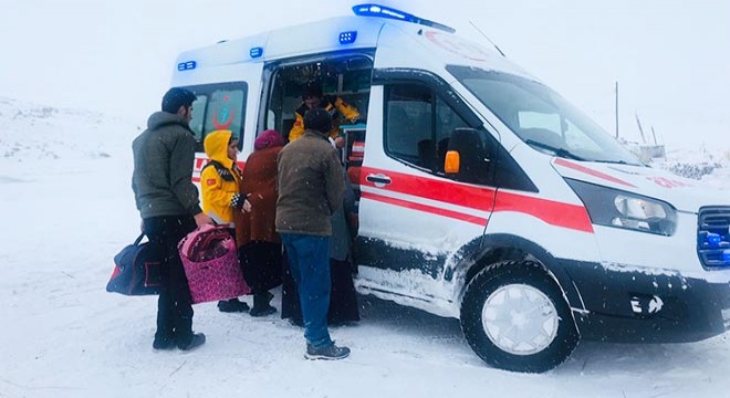 Hamile kadın ve hasta çocuk yol açılarak hastaneye götürüldü