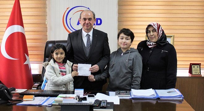 Harçlıklarını depremzedelere gönderdiler